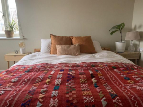 Airy one-bed in Limehouse with views of the city